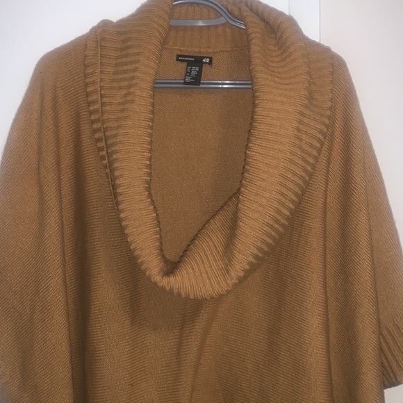 Poncho - Picture 2 of 11